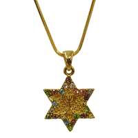 Corrente e pingente estrela de David com menorá dourada zircônias coloridas